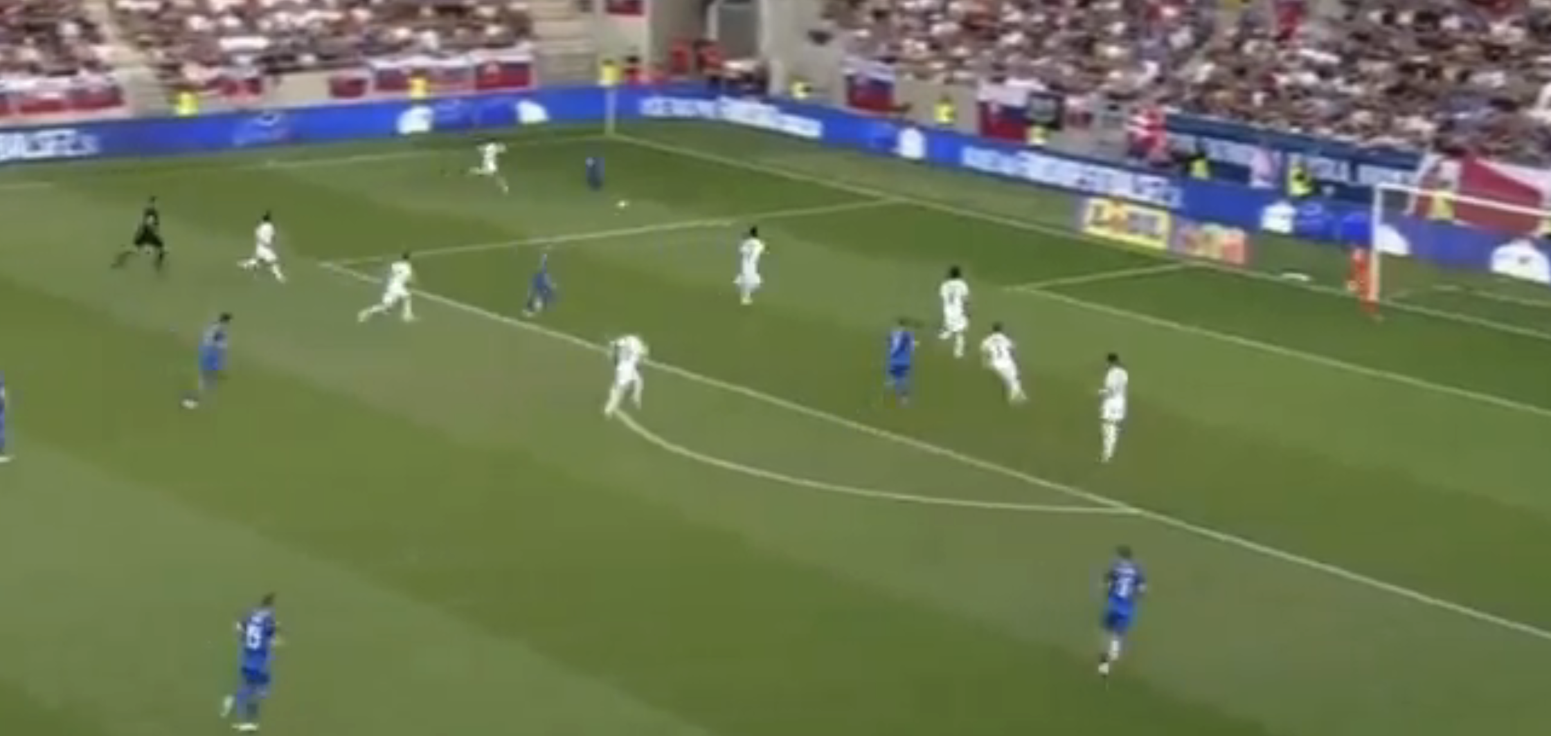 David hancko geeft een assist