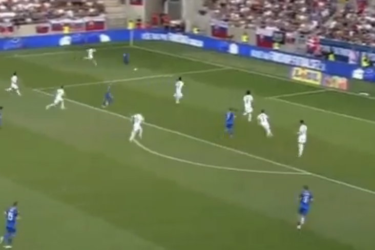 David hancko geeft een assist