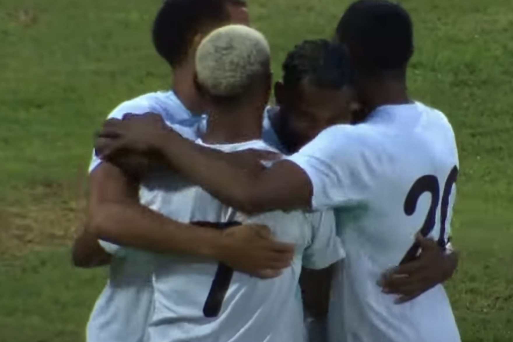 De broertjes Bacuna vieren hun goal met teamgenoten