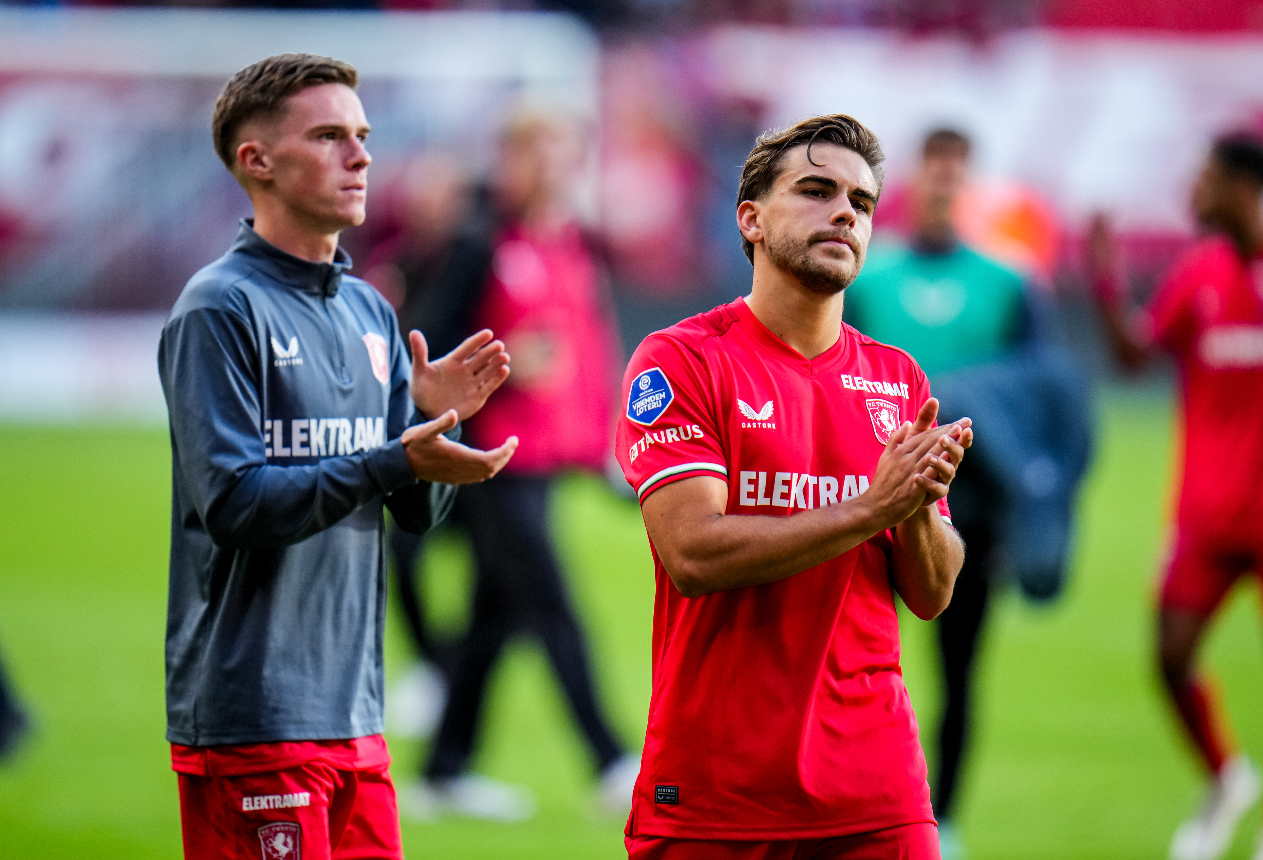Bart van Rooij en Daan Rots bedanken de FC Twente-fans