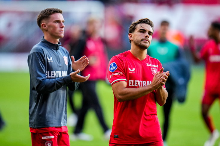 Bart van Rooij en Daan Rots bedanken de FC Twente-fans