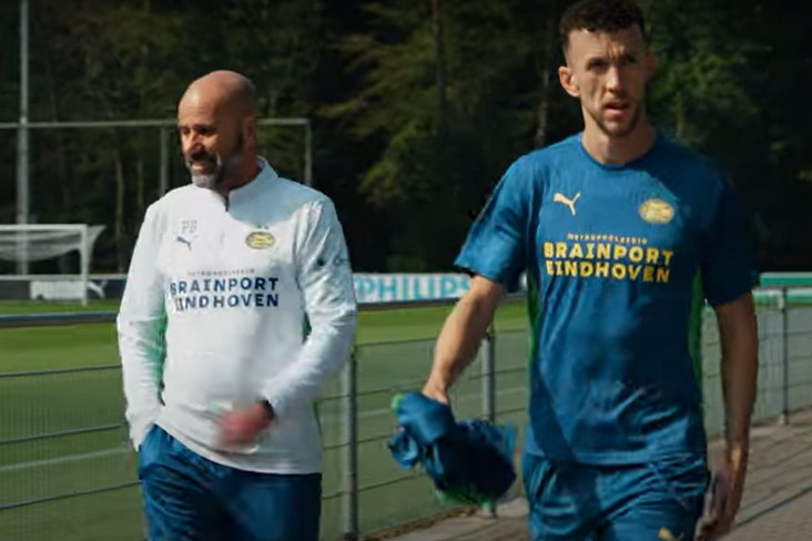 Peter Bosz en Ivan Perisic lopen richting het trainingsveld