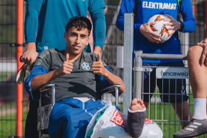 Younes Taha in een rolstoel