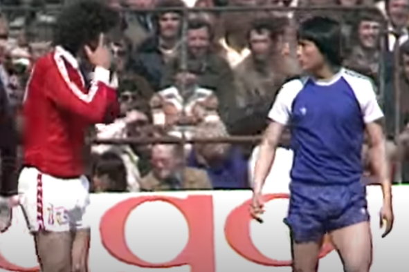 Willem van Hanegem maakt PSV'er Huh Jung-Moo belachelijk