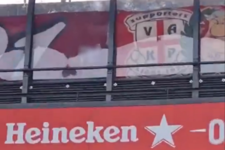 Spandoek van FC Twente bij het uitduel