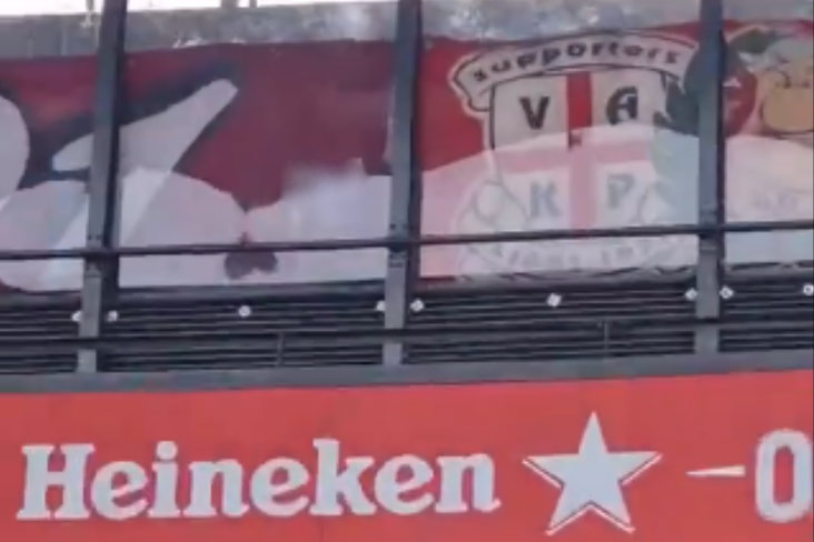 Spandoek van FC Twente bij het uitduel