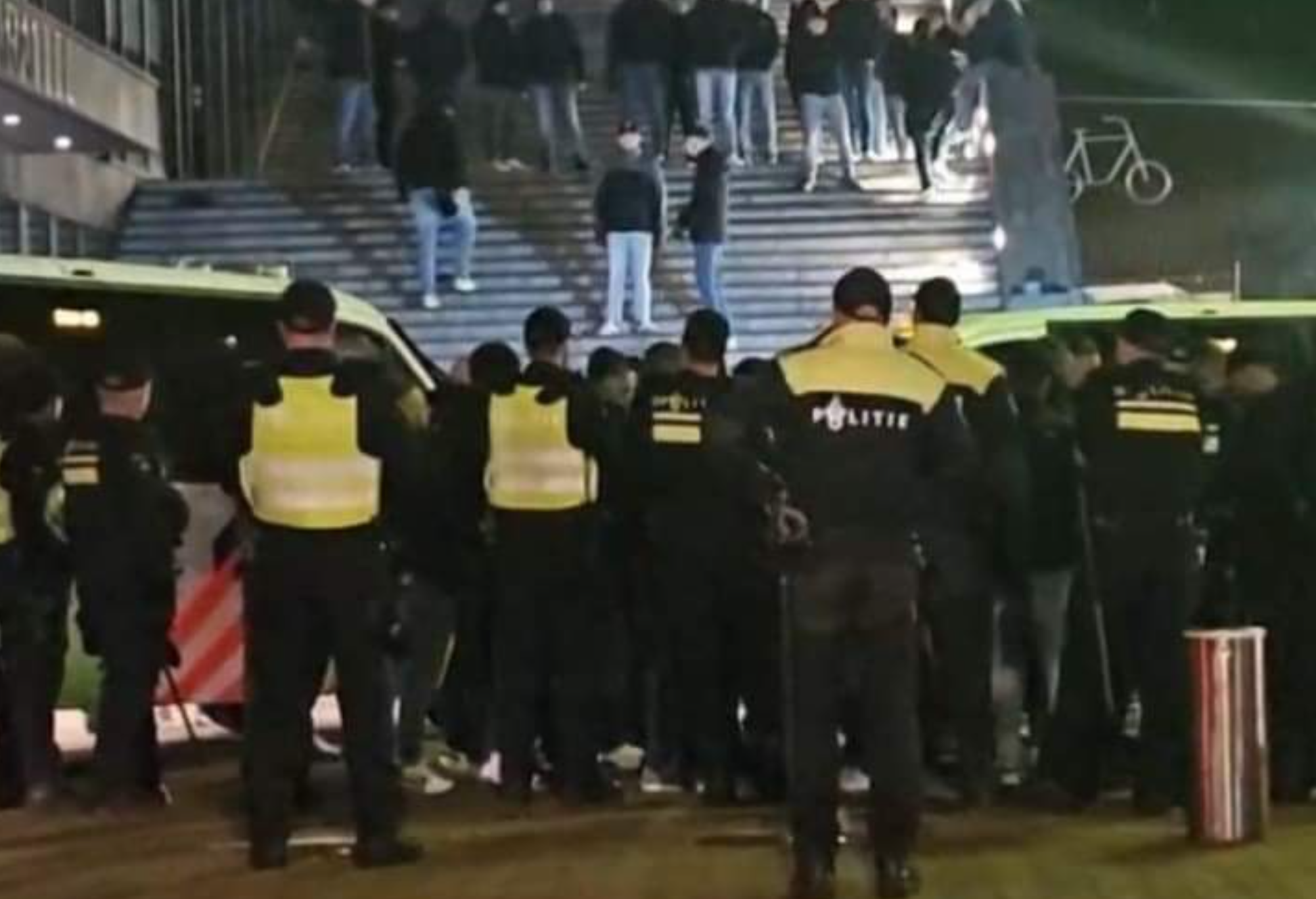 Lazio-supporters worden ingesloten bij hun hotel