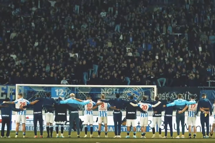 SC Heerenveen-spelers zingen met de supporters