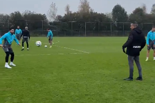 Alireza Jahanbakhsh en Robin van Persie op de training