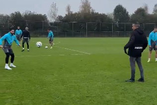 Alireza Jahanbakhsh en Robin van Persie op de training