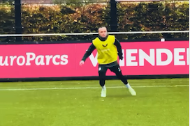 Quilindschy Hartman op het veld bij Feyenoord