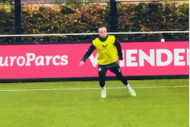 Quilindschy Hartman op het veld bij Feyenoord