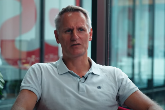 Aloys Wijnker voor de camera van PSV TV