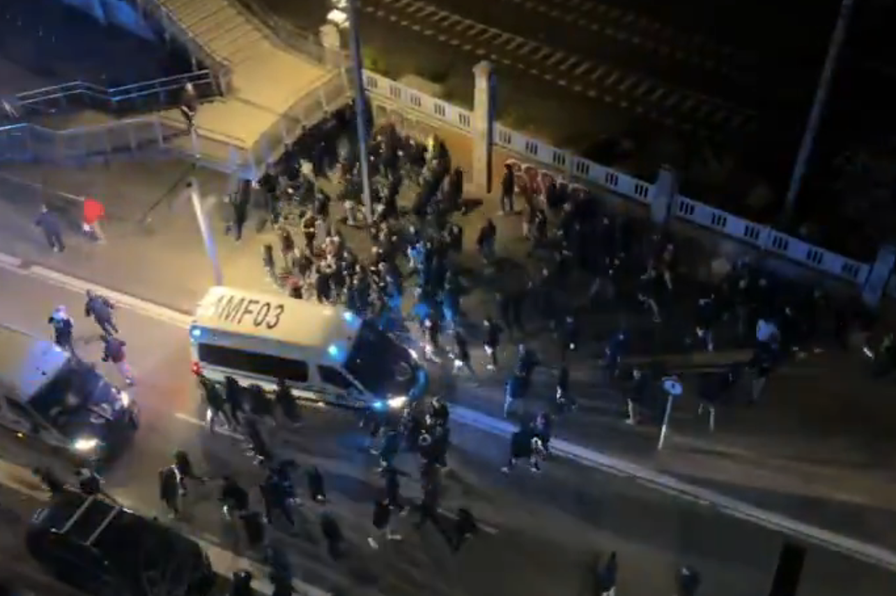 Ajax-fans worden belaagd door Spaanse politie