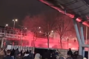 Fans van Feyenoord en Sparta Praag gooien fakkels naar elkaar