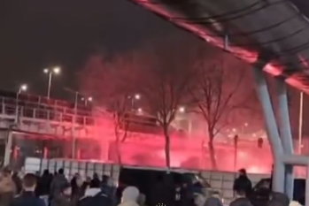 Fans van Feyenoord en Sparta Praag gooien fakkels naar elkaar
