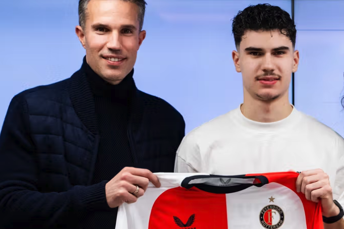 Shaqueel van Persie en zijn vader zijn trots na de verlenging van het contract