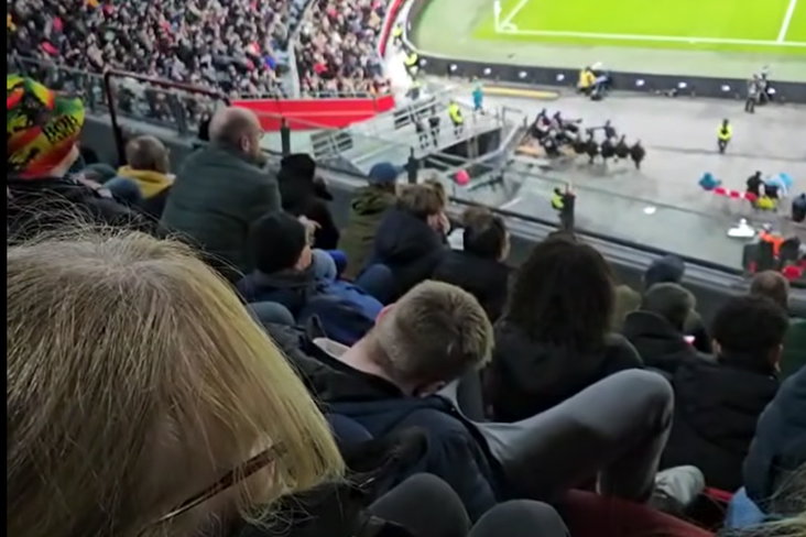 Een Ajax-fan ligt te slapen tijdens de wedstrijd