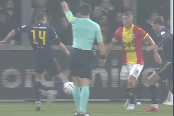 Sem Steijn scoort voor FC Twente tegen Go Ahead Eagles