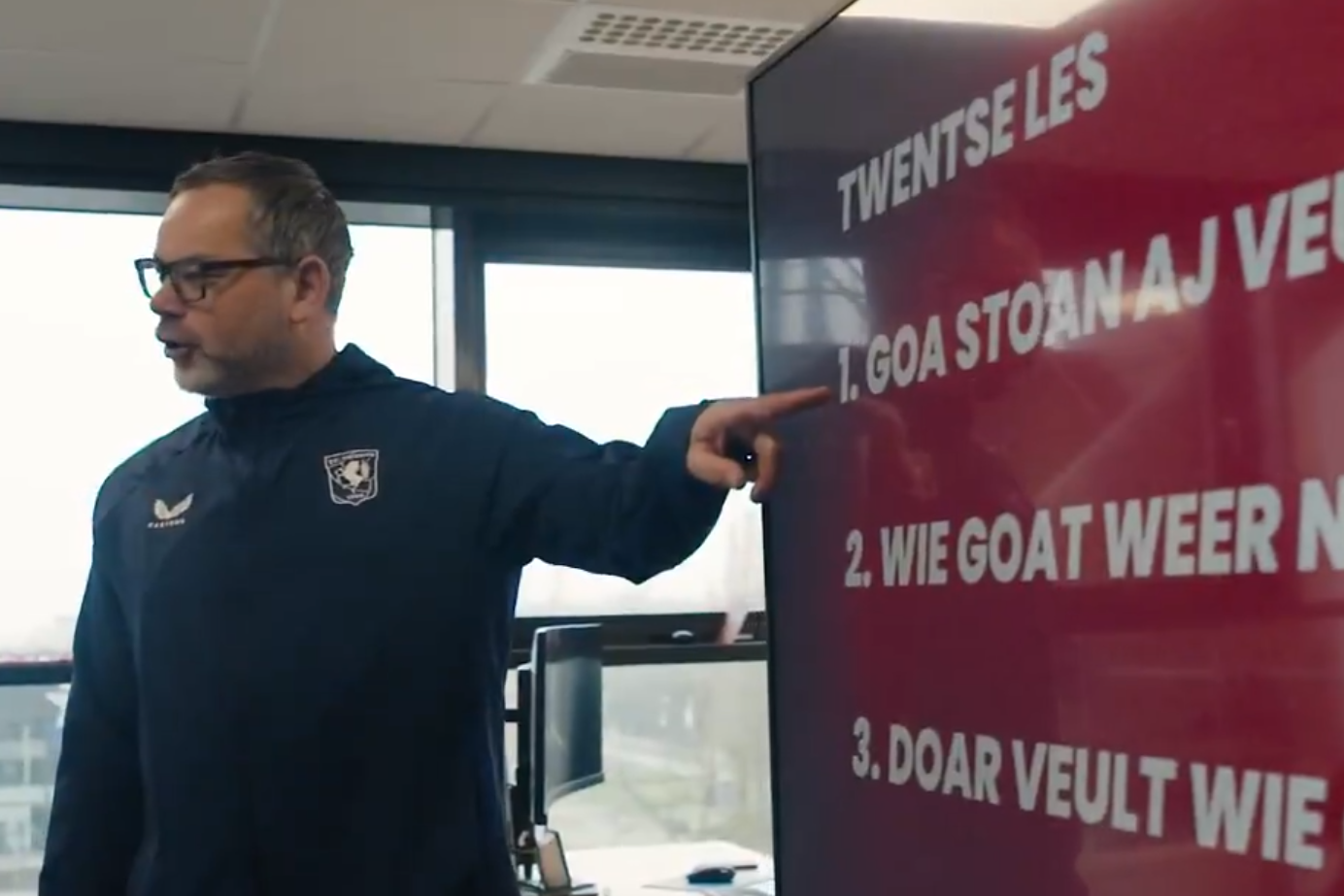 Sander Boschker geeft Twentse les aan Naci Ünüvar