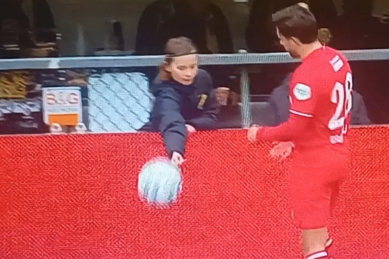 Ballenjongen plaagt Bart van Rooij