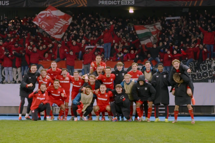 FC Twente viert de overwinning met de meegereisde fans in Zweden
