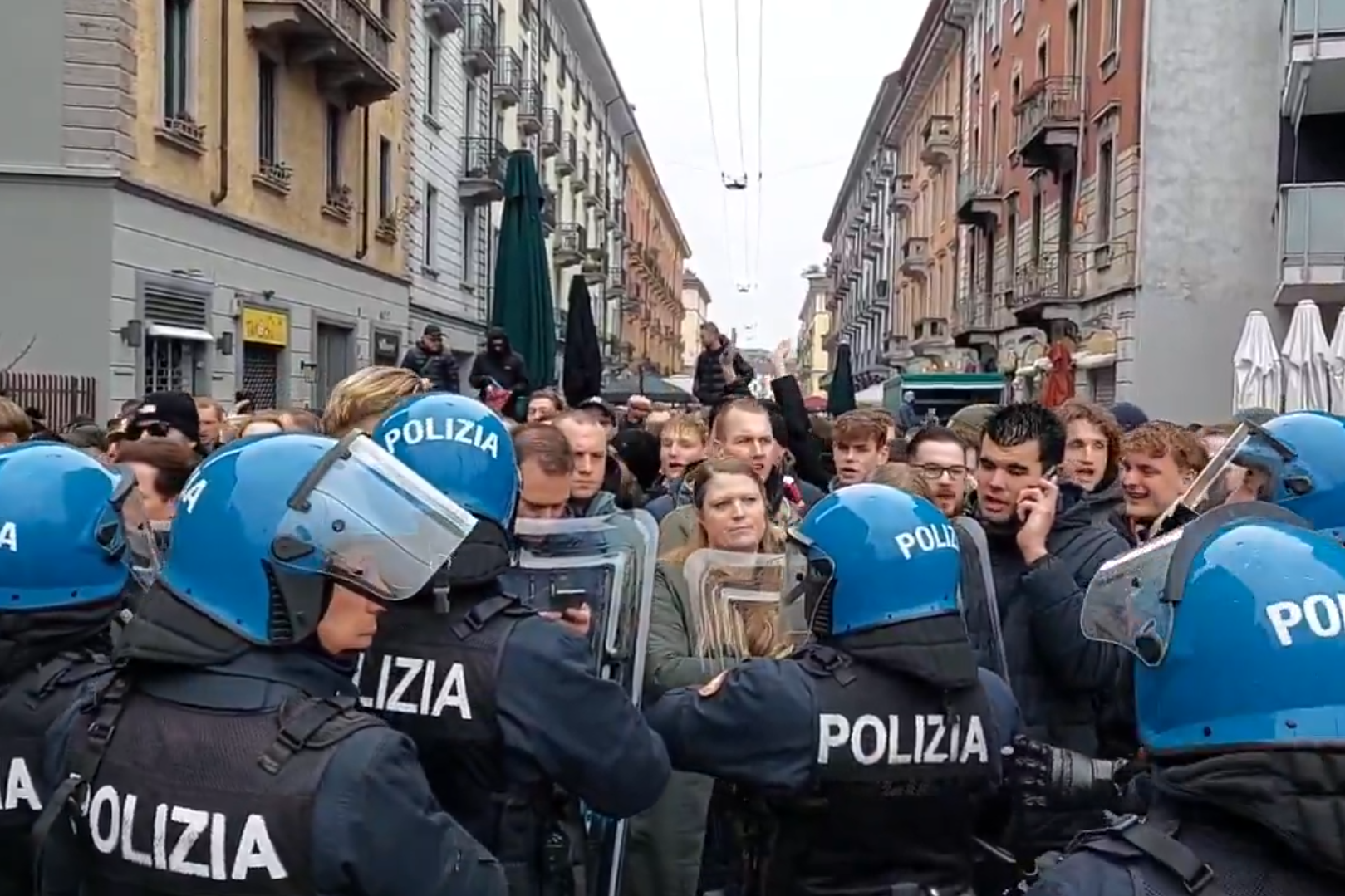 Feyenoorders op weg naar het stadion van AC Milan