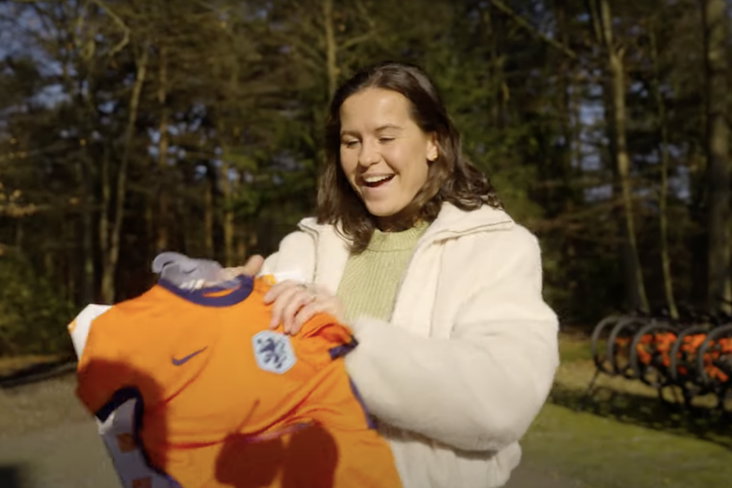 Merel van Dongen ontvangt een Oranje-tenue voor haar dochtertje