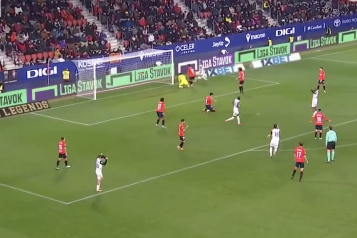 Umar Sadiq maakt wereldgoal