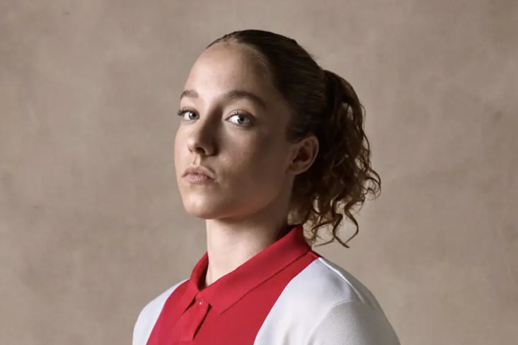 Danique Tolhoek presenteert het jubileumshirt van Ajax