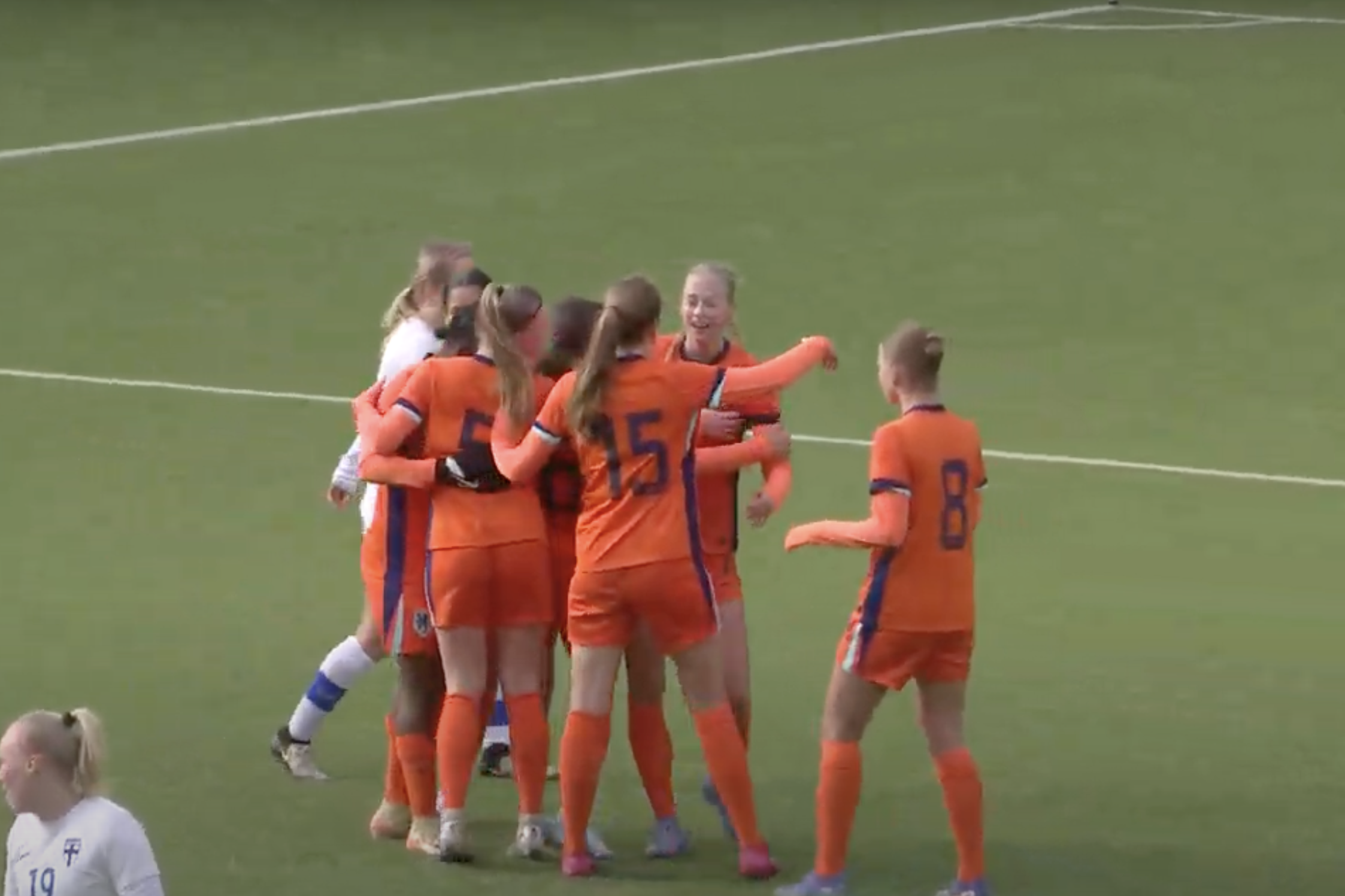 Oranje O17 juicht na een goal tegen Finland