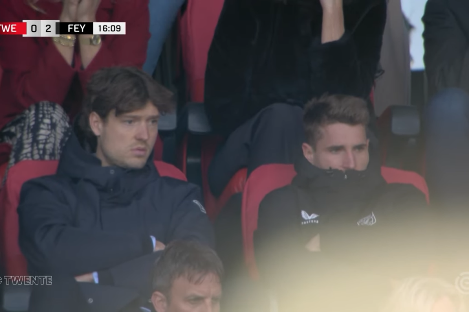 Sam Lammers en Michal Sadilek op de tribune bij FC Twente - Feyenoord