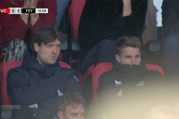 Sam Lammers en Michal Sadilek op de tribune bij FC Twente - Feyenoord