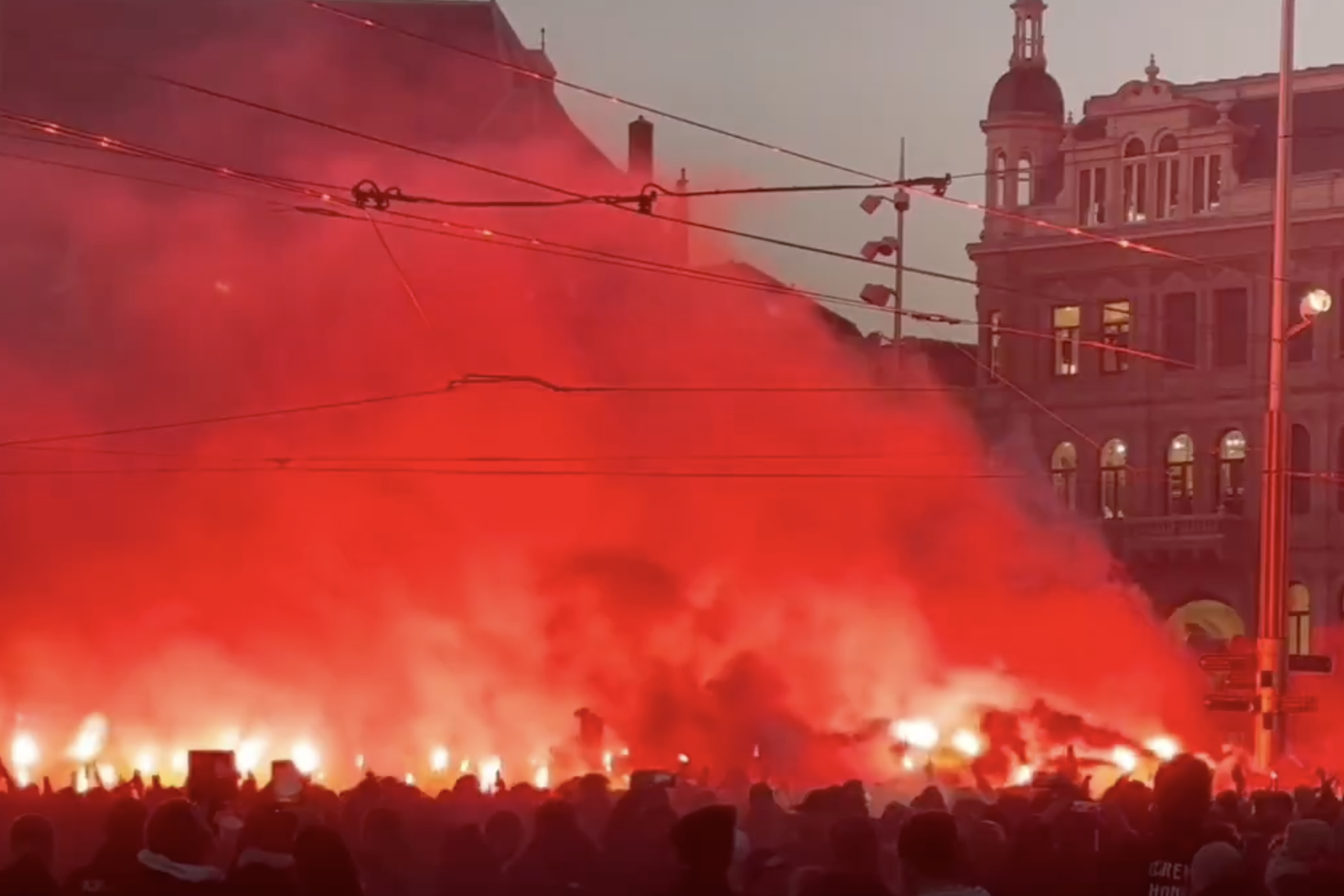 Ajax-supporters vieren de verjaardag van hun club