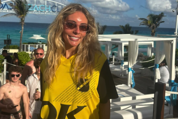 Bonnie Blue in het shirt van NAC Breda