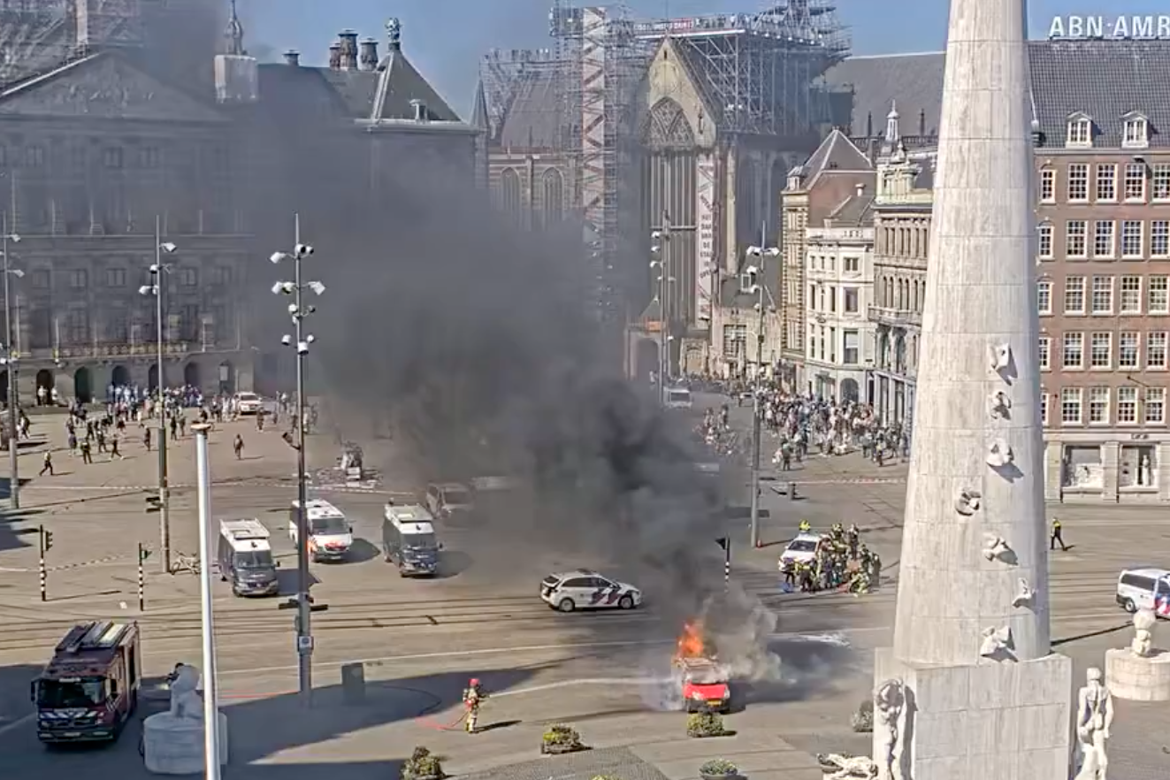 Een auto in brand op de Dam
