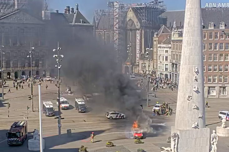 Een auto in brand op de Dam