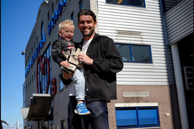 Mickey van der Hart en een jonge fan