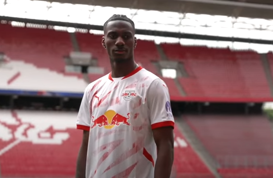 Ezechiel Banzuzi in het shirt van RB Leipzig