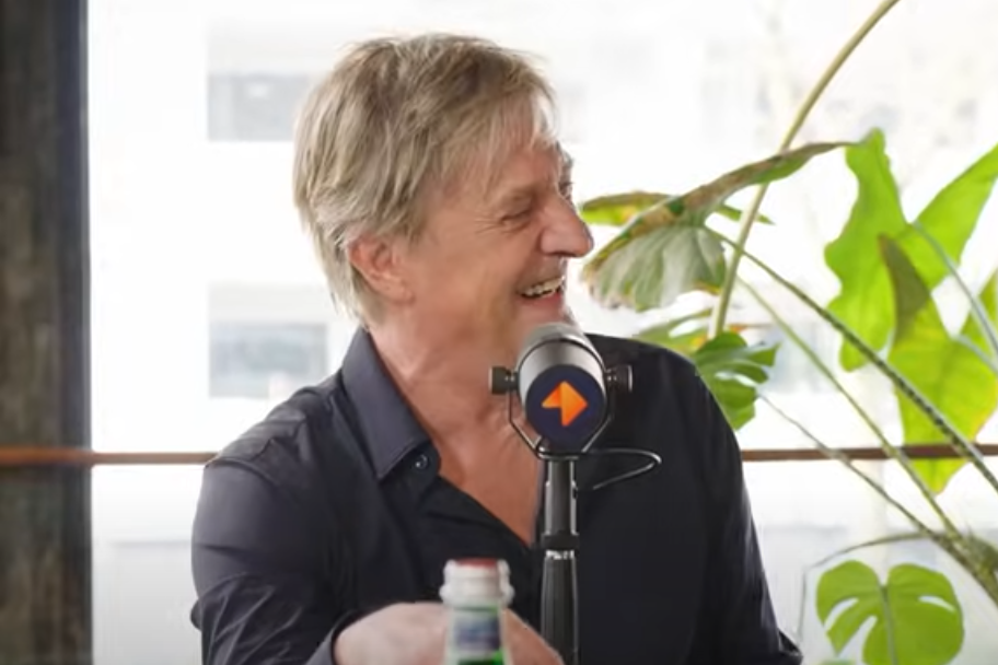 Wim Kieft achter de microfoon