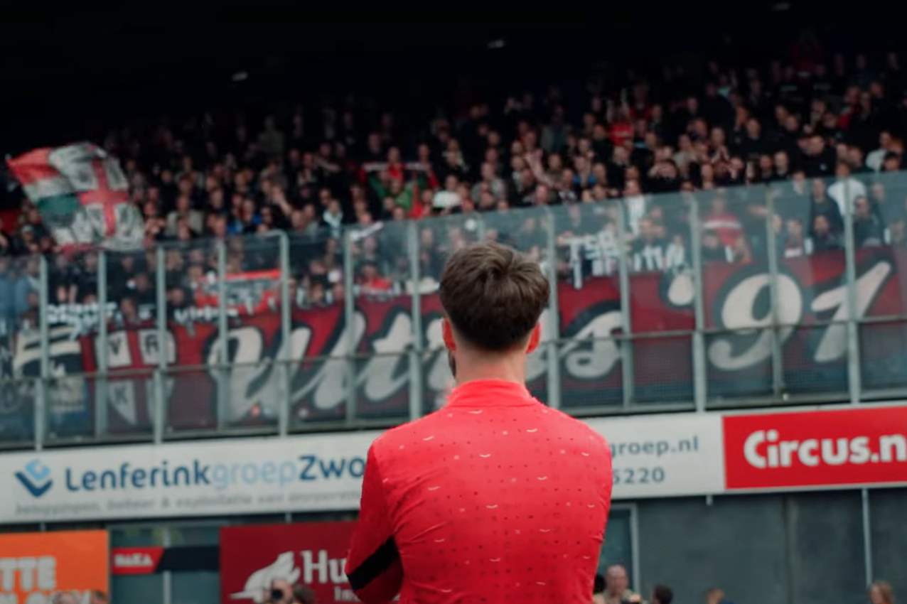 Ricky van Wolfswinkel bedankt de FC Twente-fans in Zwolle