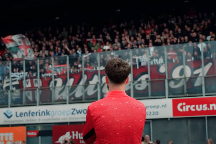 Ricky van Wolfswinkel bedankt de FC Twente-fans in Zwolle