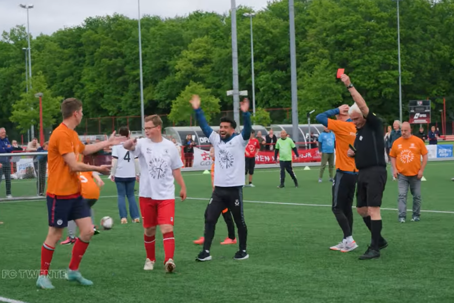 FC Twente-spelers lachen: 