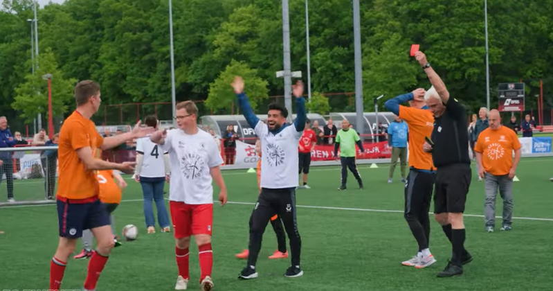Willen Rocketsfc FC Twente-spelers lachen: