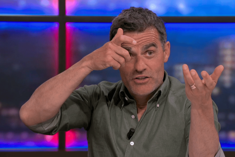 Kenneth Perez met een sniper-gebaar