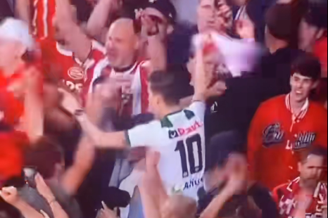 Supporter FC Groningen in het vak bij PSV