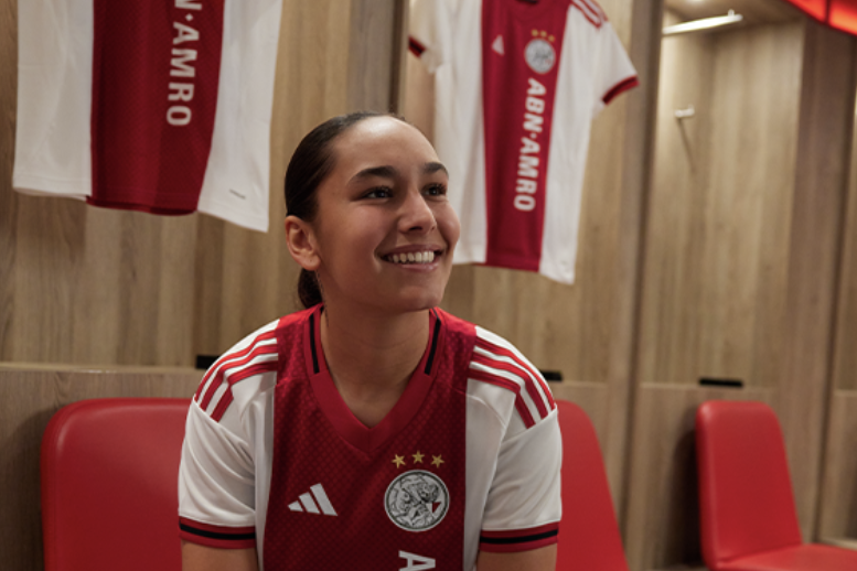 Daliyah de Klonia in het nieuwe thuisshirt van Ajax