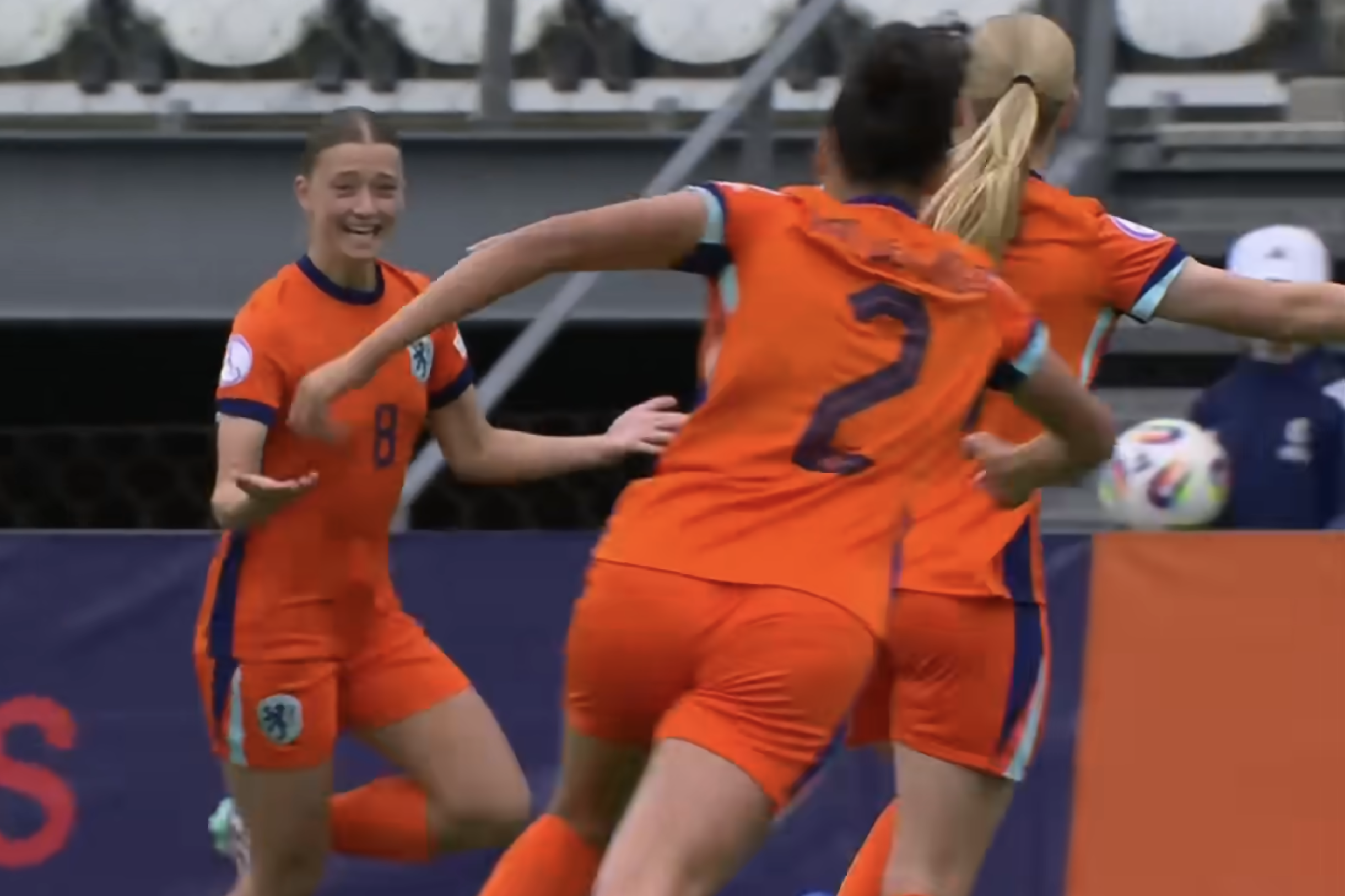 Tess van der Vliet juicht na haar goal in de EK-finale