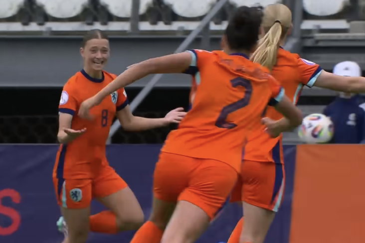 Tess van der Vliet juicht na haar goal in de EK-finale