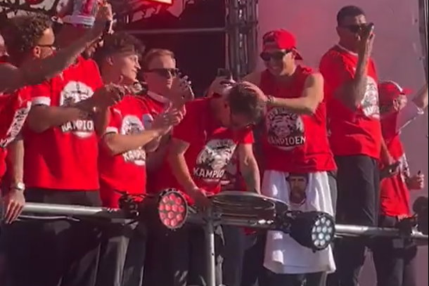 Oliver Boscagli met de kampioensschaal